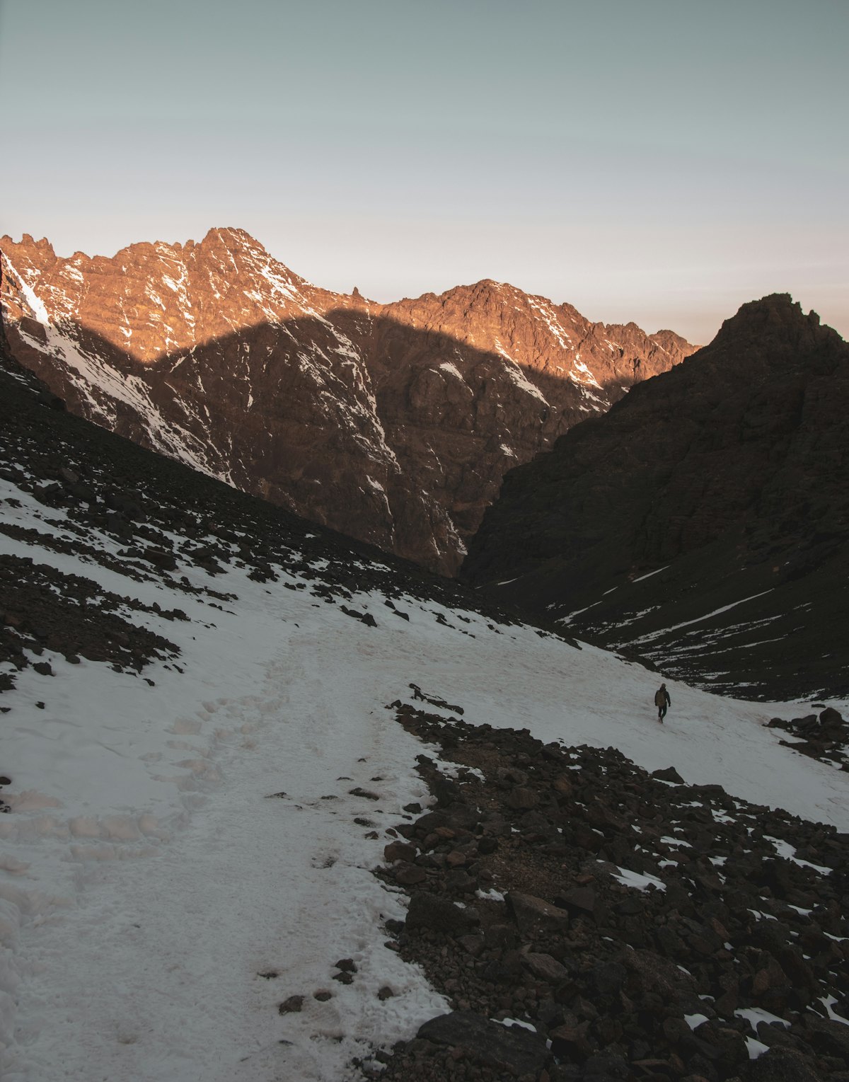 Sneeuwcouloir bij zonsopgang in het Atlasgebergte