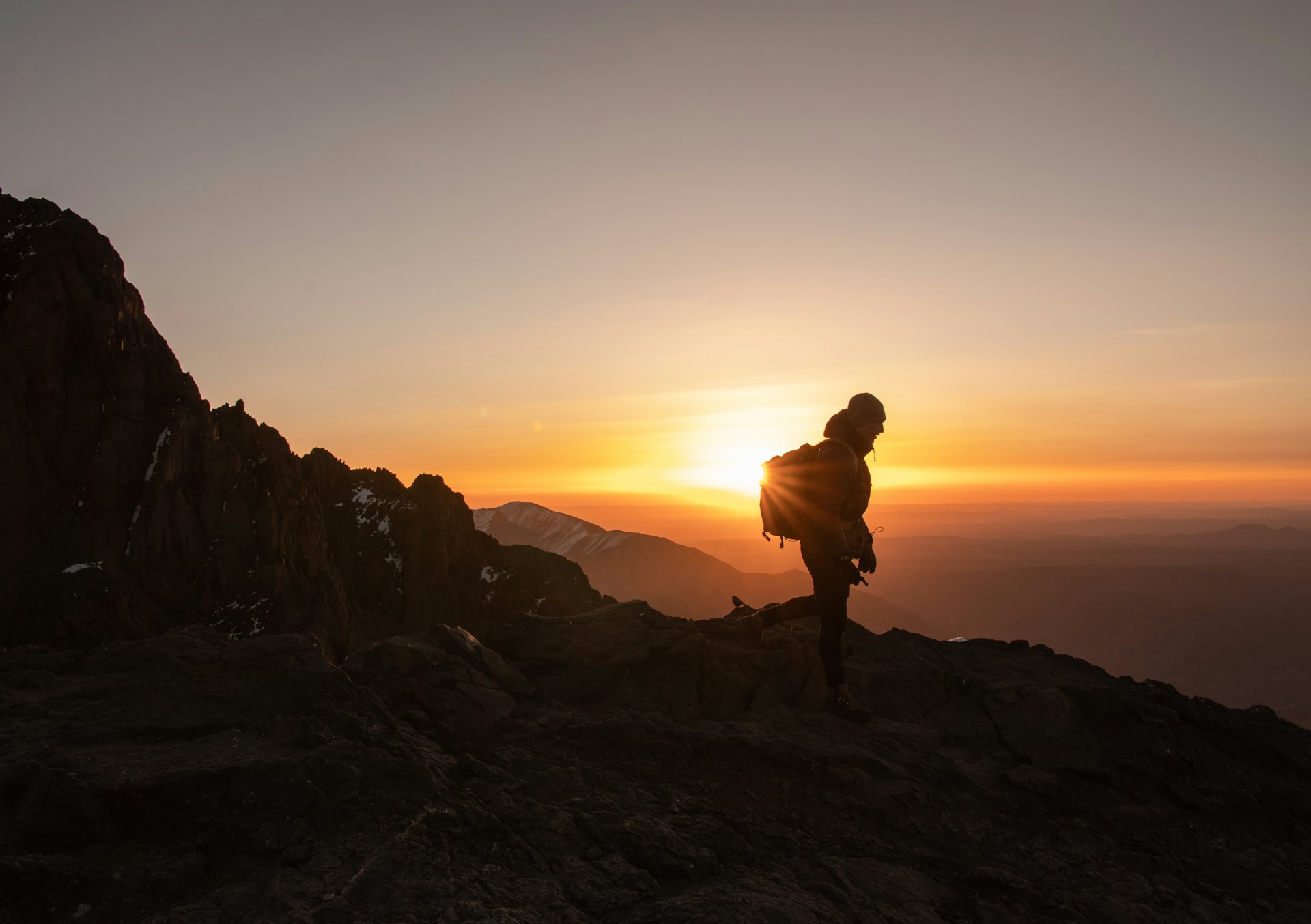 Silhouet van een wandelaar bij zonsopgang in het Atlasgebergte