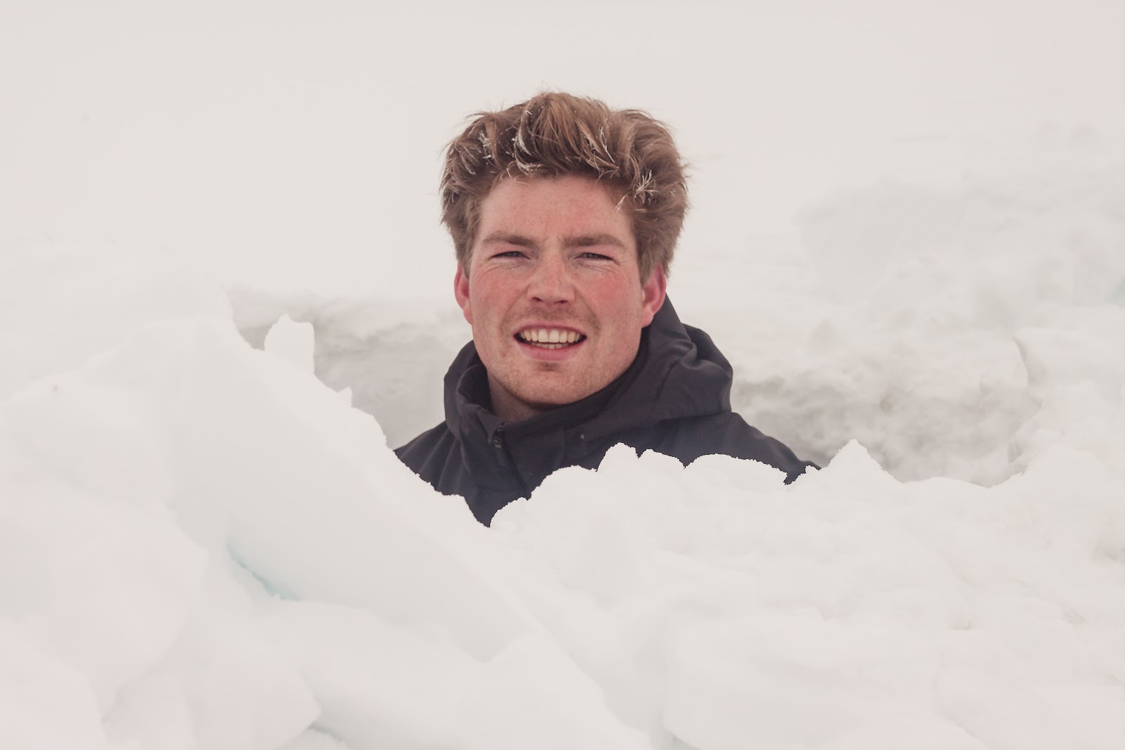 Digging a snow cave on the Nordkalotten