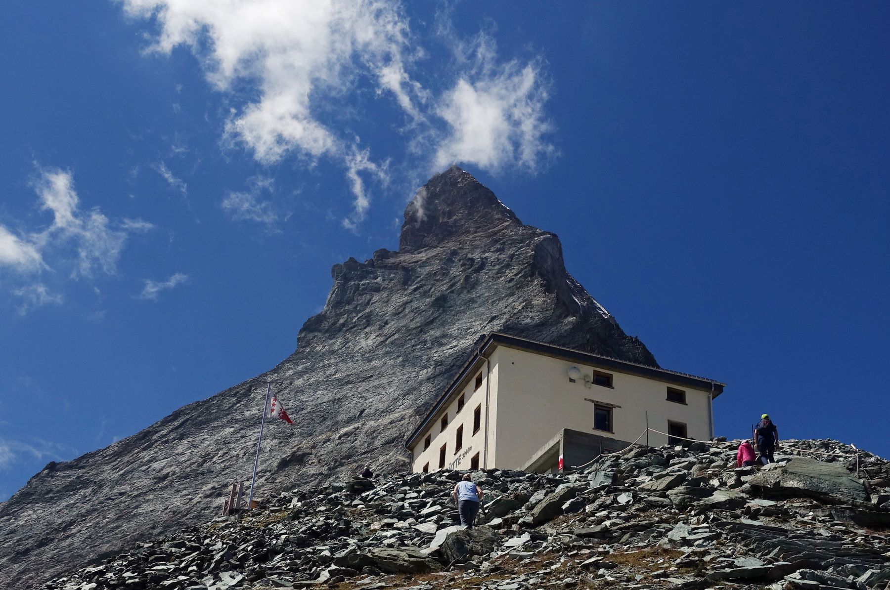 De Hörnlihütte onder de wand van de Matterhorn. Foto Tiia Monto, CC BY-SA 3.0