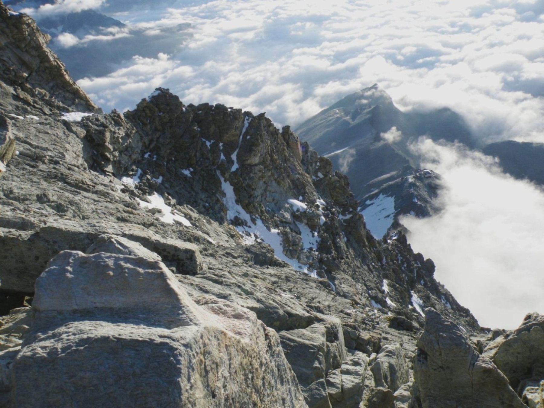 De Hörnligraat boven het wolkendek, Matterhorn. Foto Roy Lindman, CC BY-SA 3.0