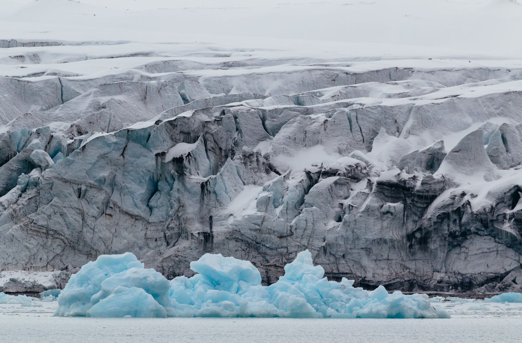 Gletsjerwand met ijsberg op Spitsbergen