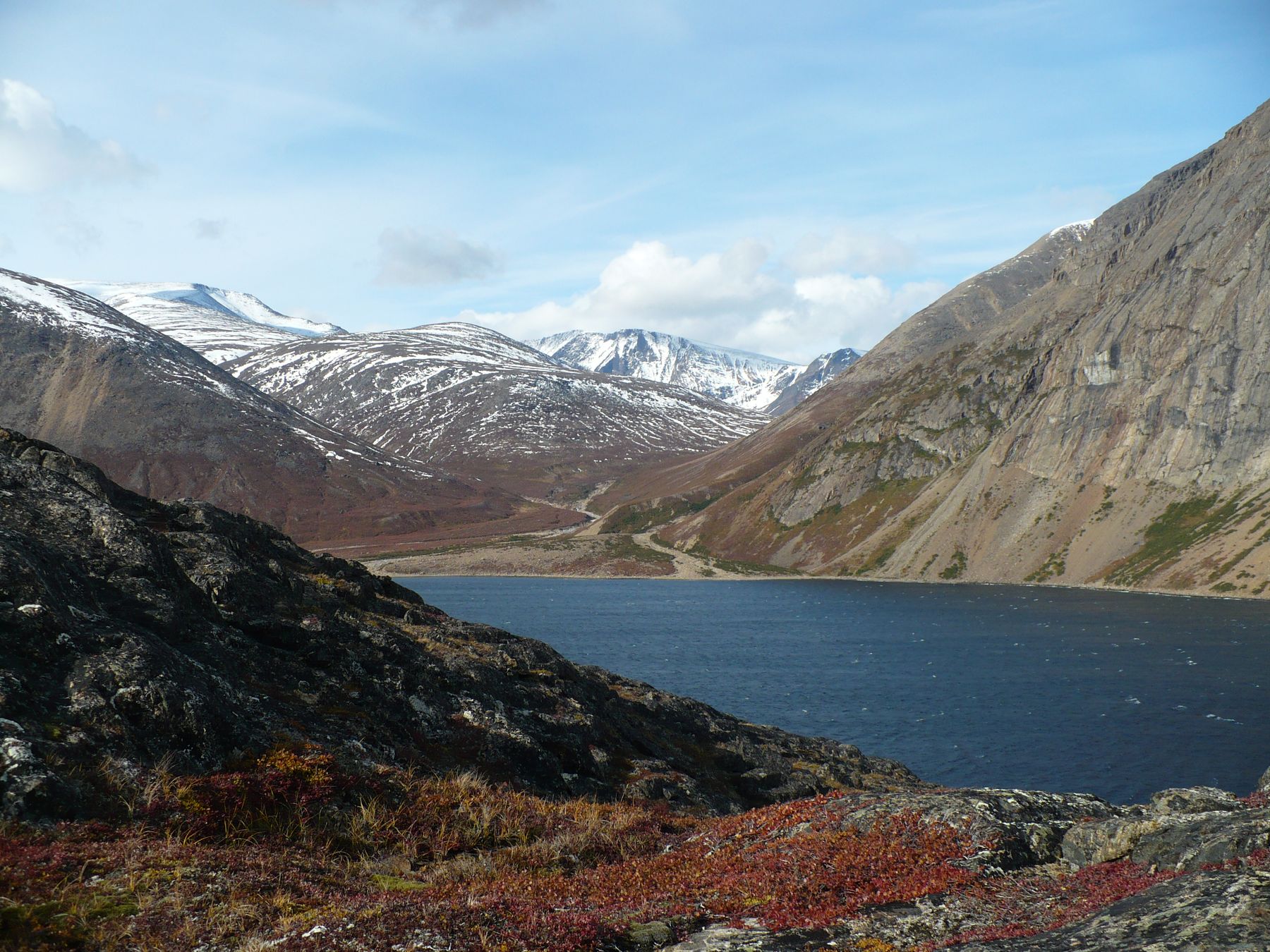 Nachvak Fjord met herfsttoendra in de Torngat Mountains