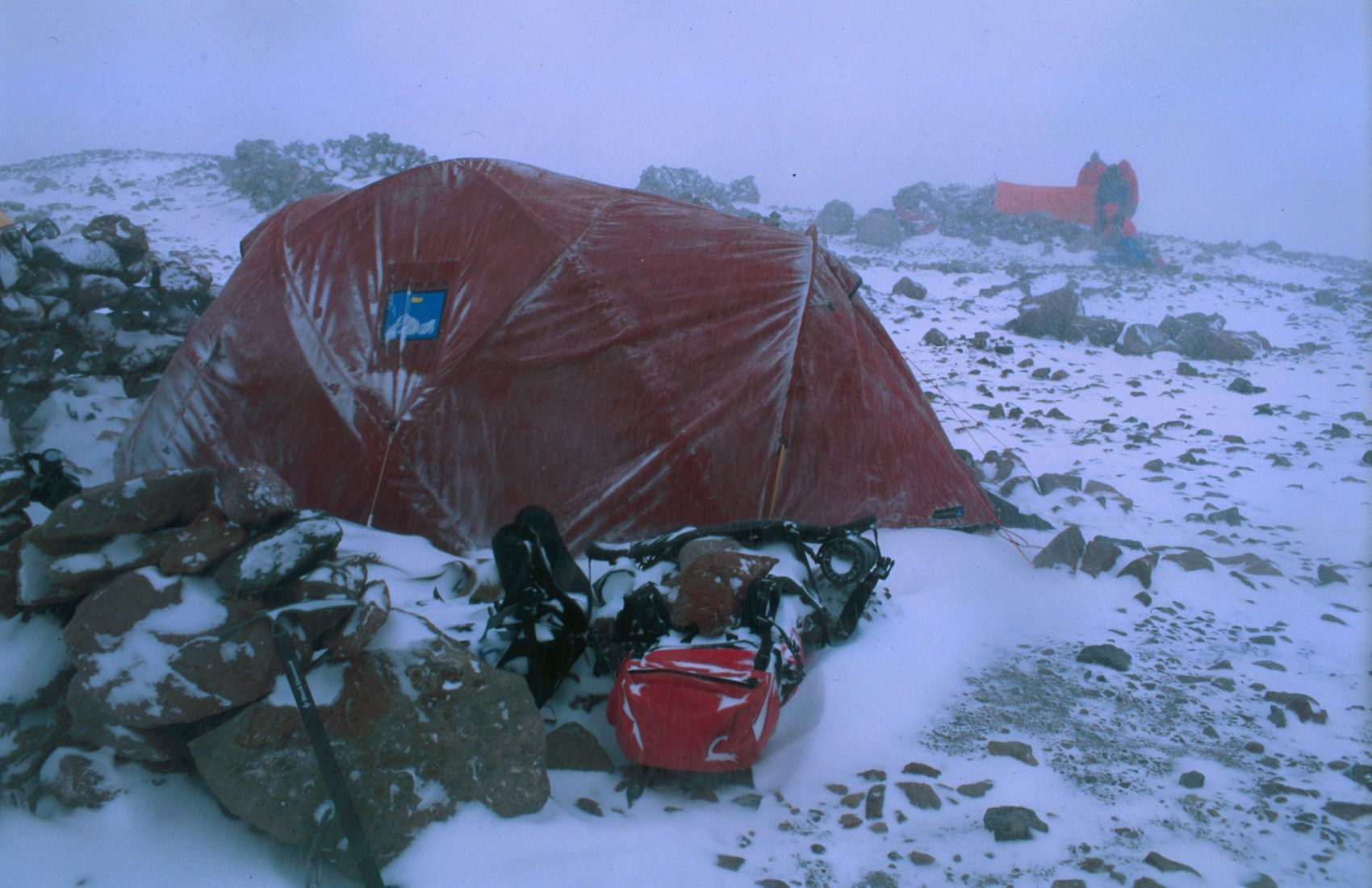 Hoogtekamp met stuifsneeuw op de Aconcagua