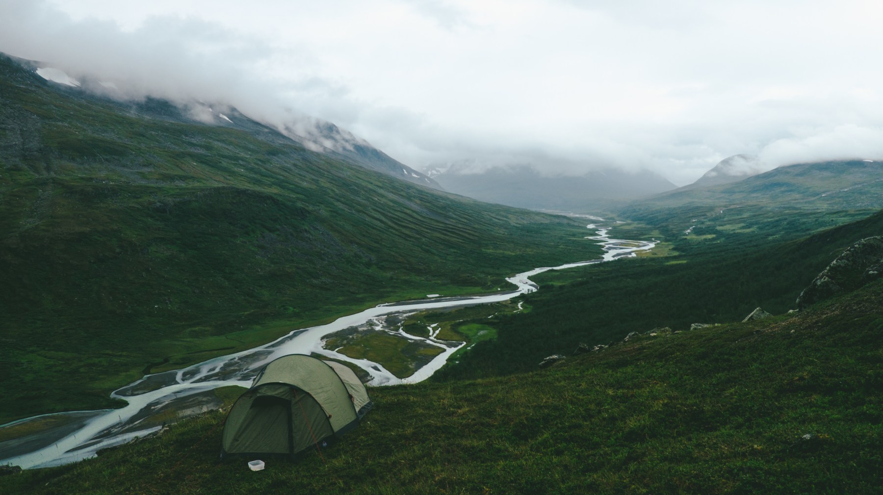 Tent op een richel boven een vallei in Sarek