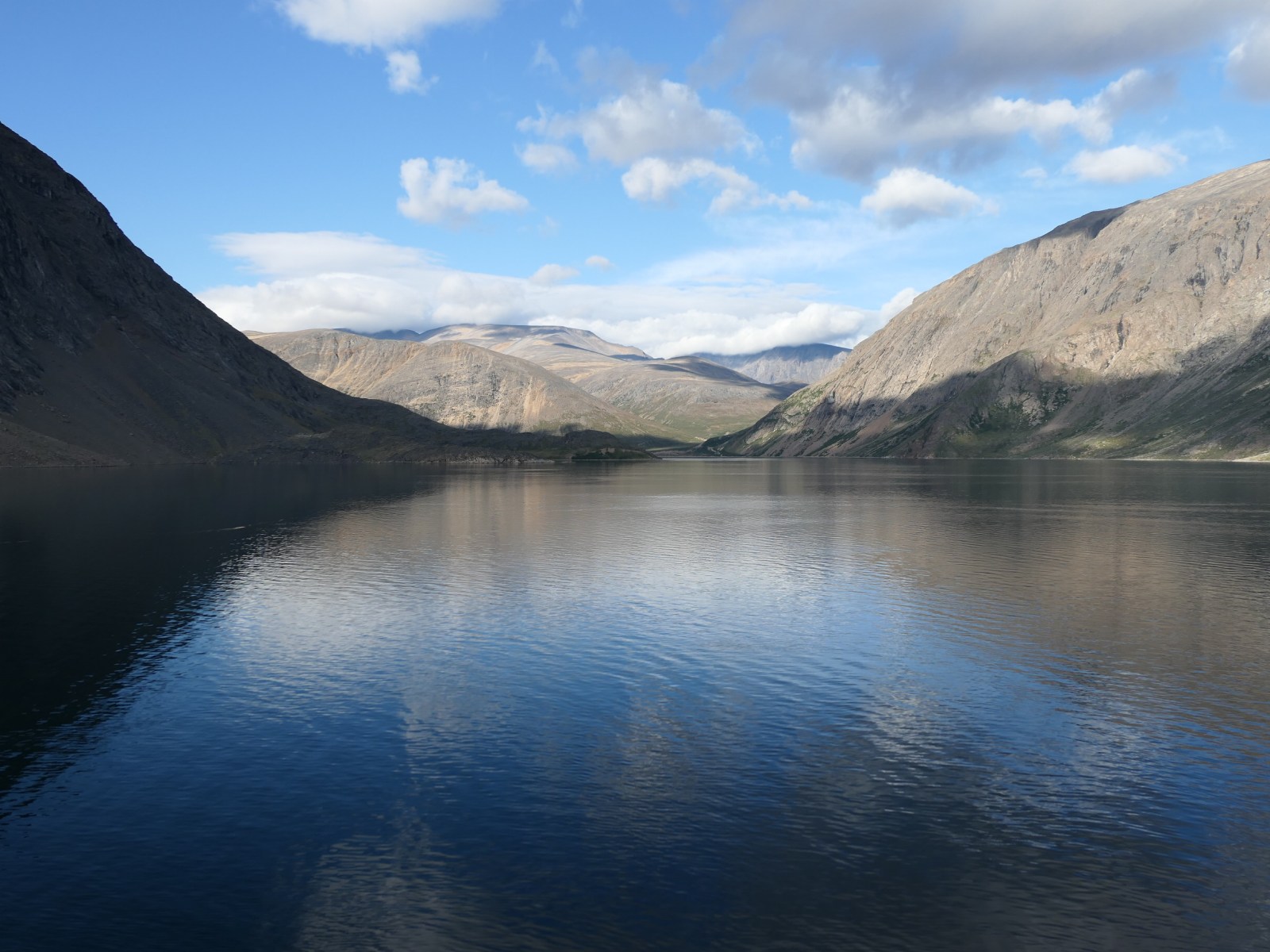 Kliffen die recht uit zee rijzen in Saglek Fjord