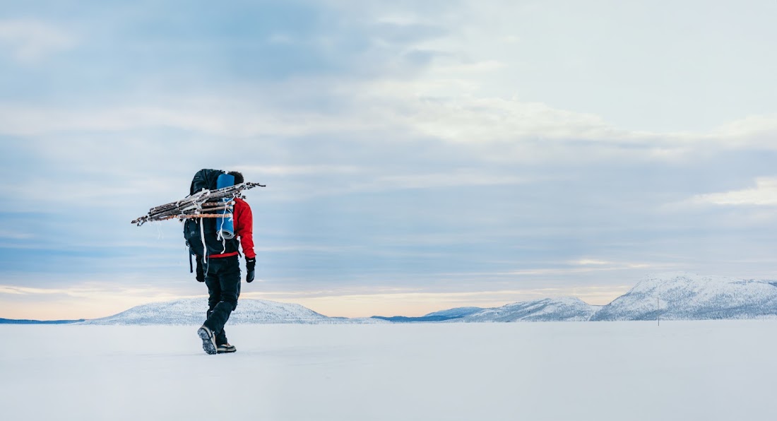 Alleen op weg over een bevroren vlakte tijdens een Element X expeditie