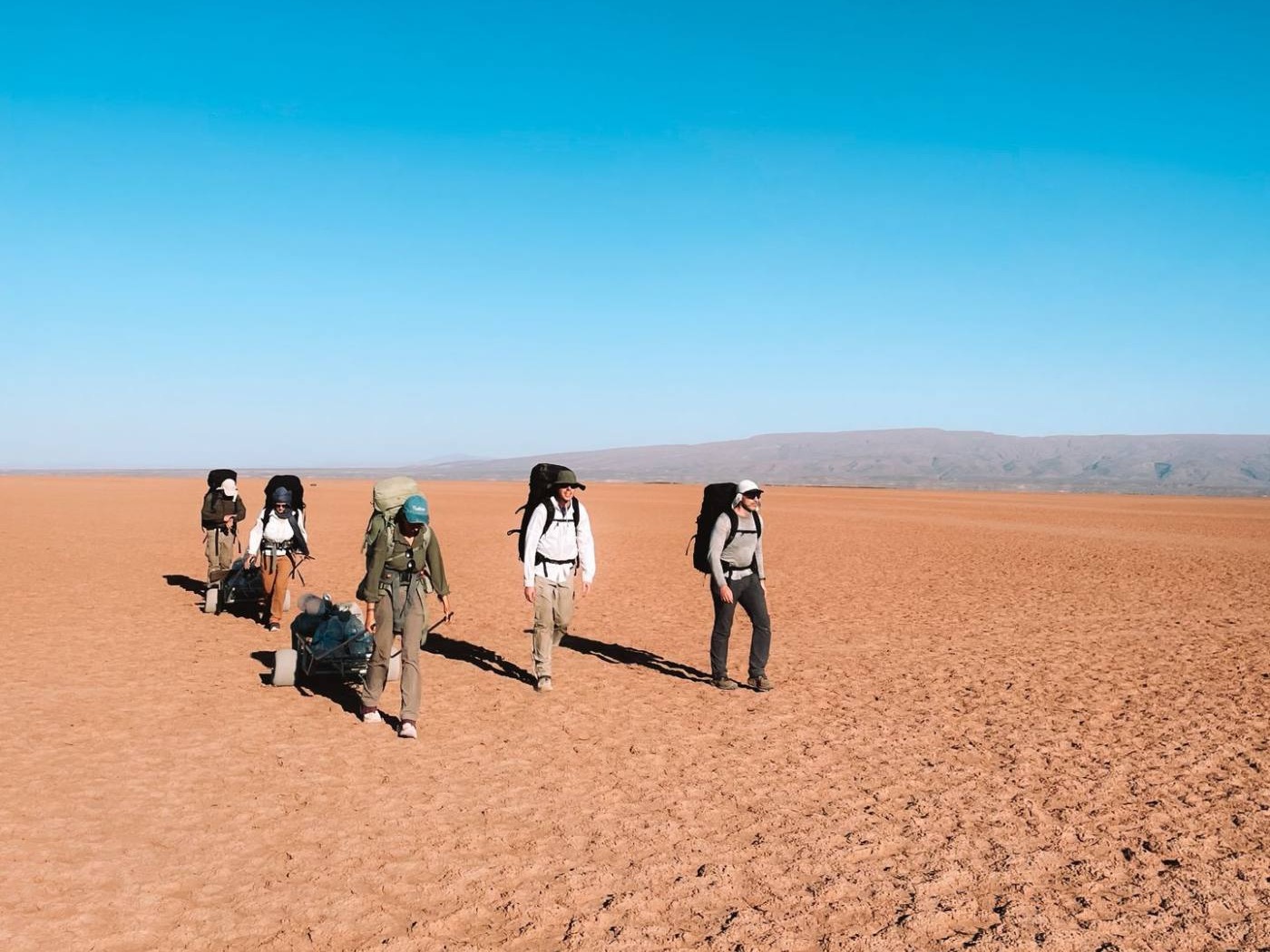 Groep te voet door open terrein tijdens een Element X expeditie