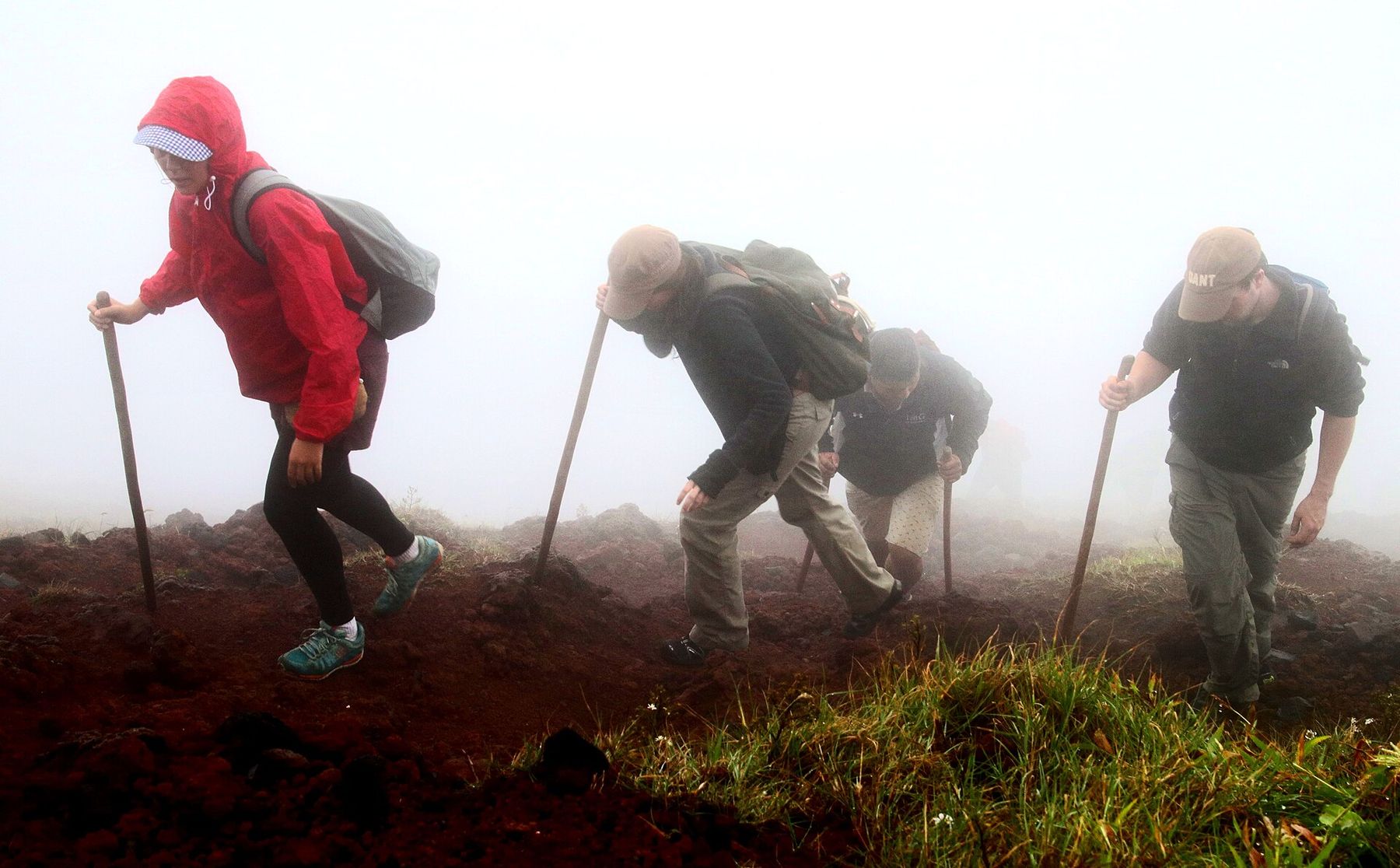 Wandelaars in de mist op de flank