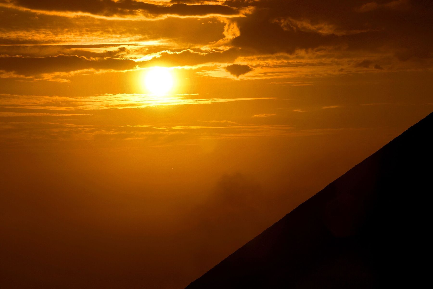 Zonsondergang achter een vulkaan