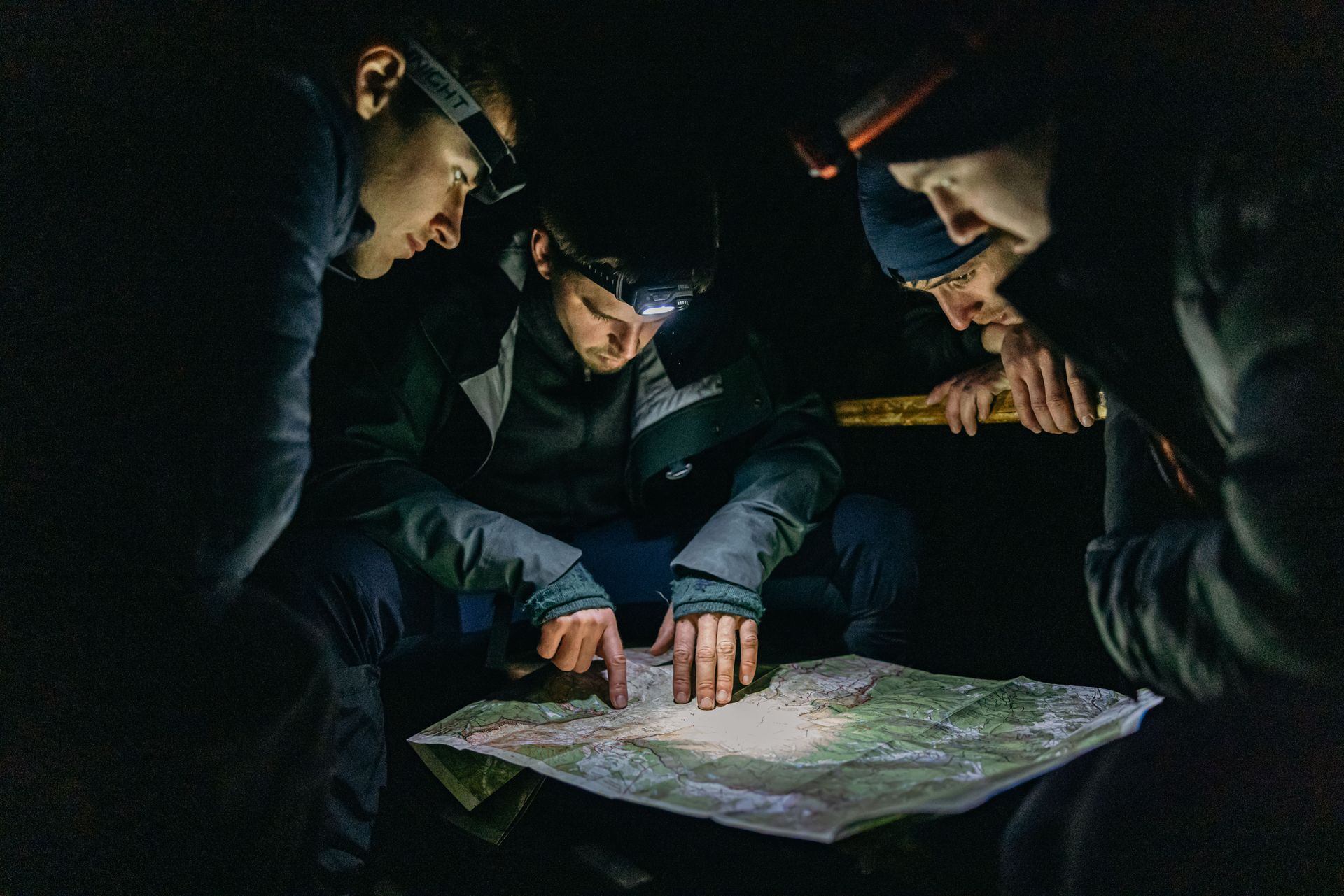 Groepsbriefing rond de kaart voor een Element X expeditie
