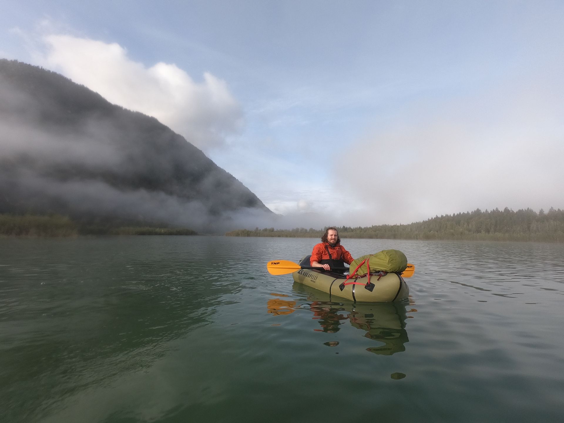 Packraft techniek op een bergmeer