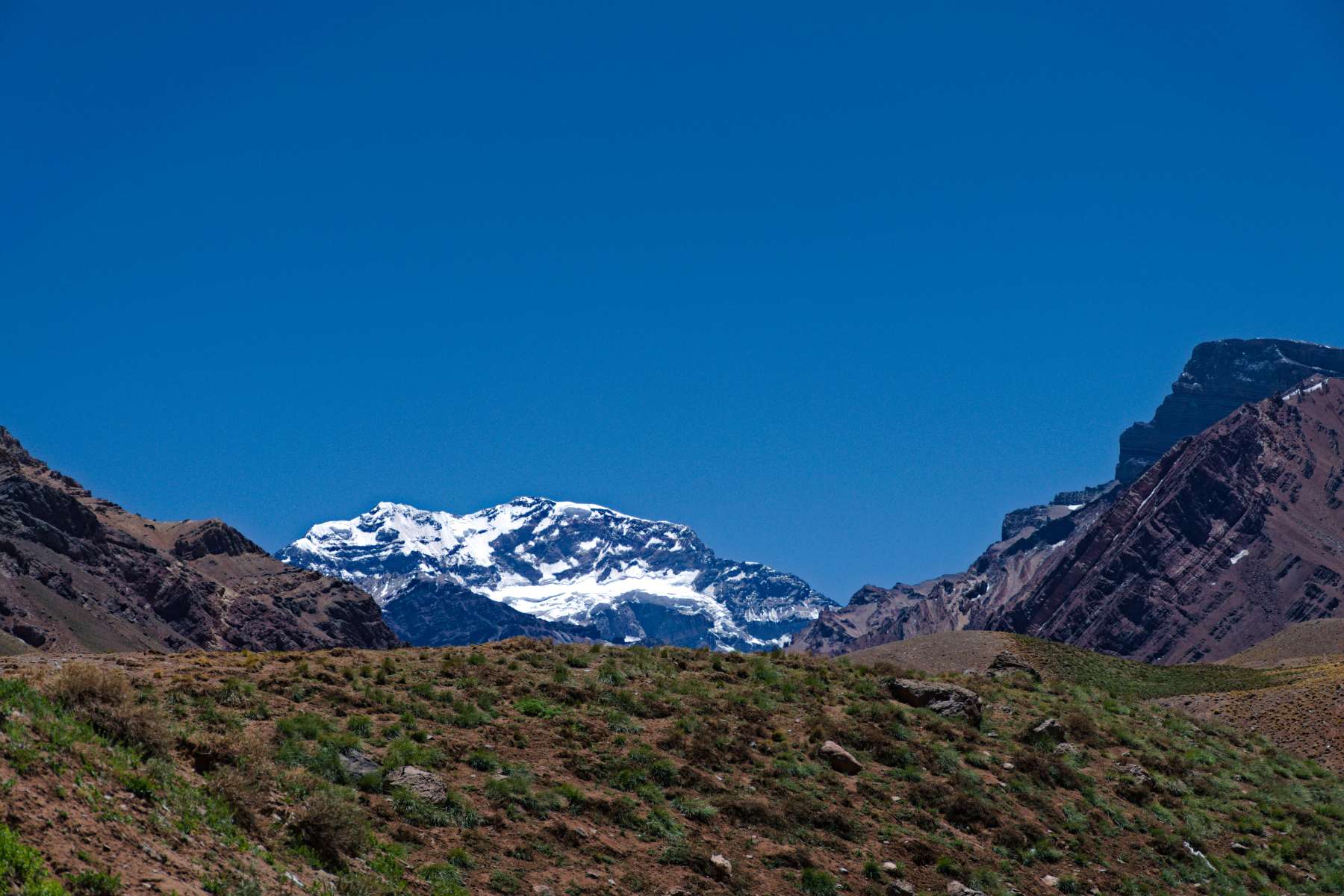 De zuidwand van de Aconcagua boven groene hellingen