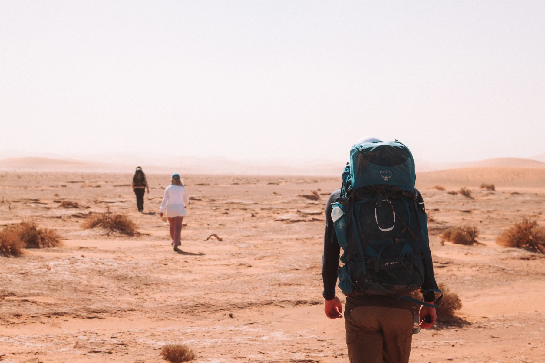 Alleen op weg over een bevroren vlakte tijdens een Element X expeditie