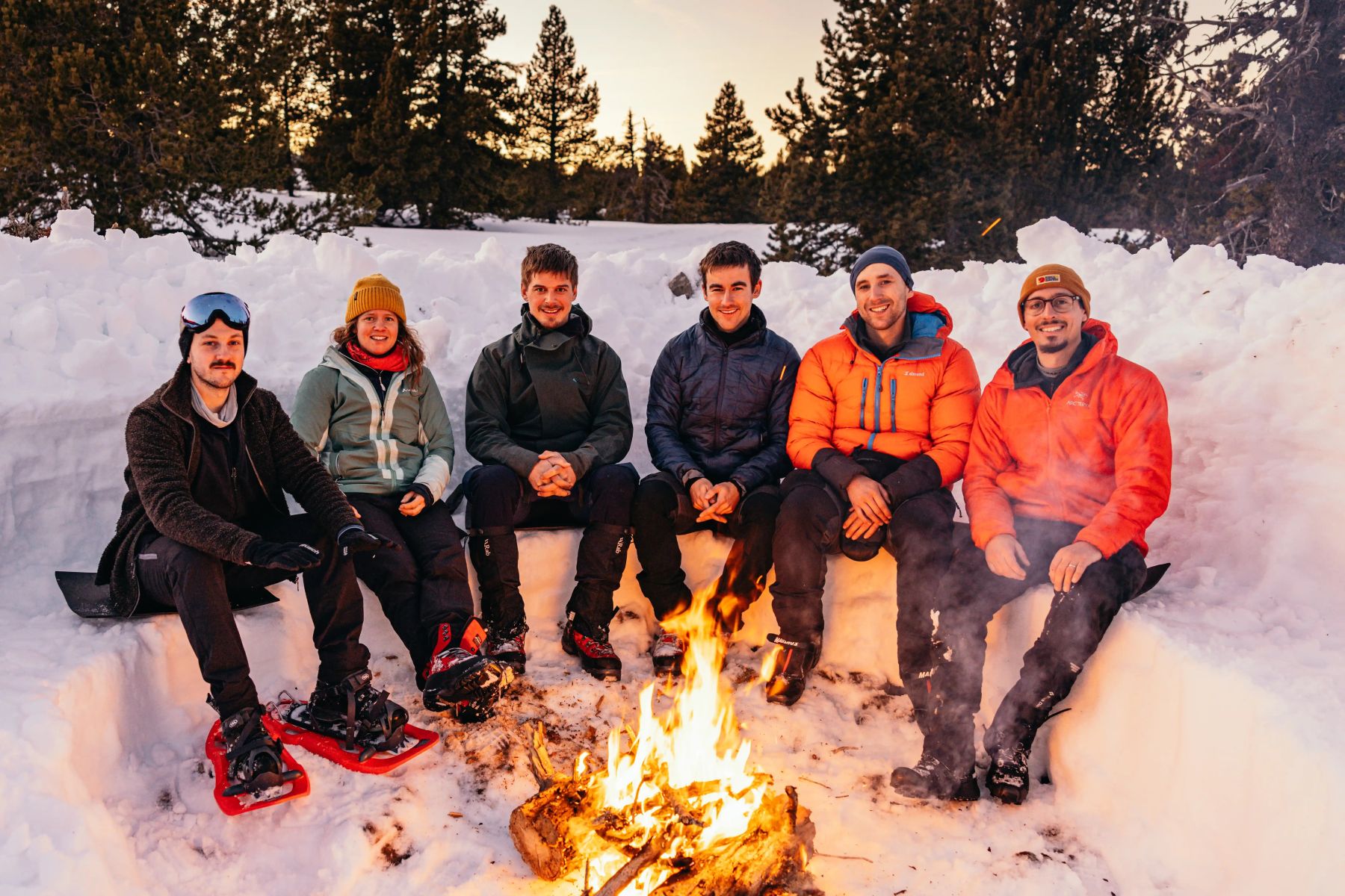 Team op een rij met bagagekarren in de woestijn tijdens een Element X expeditie
