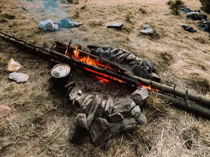 Reflectiemoment rond het kampvuur in de wildernis