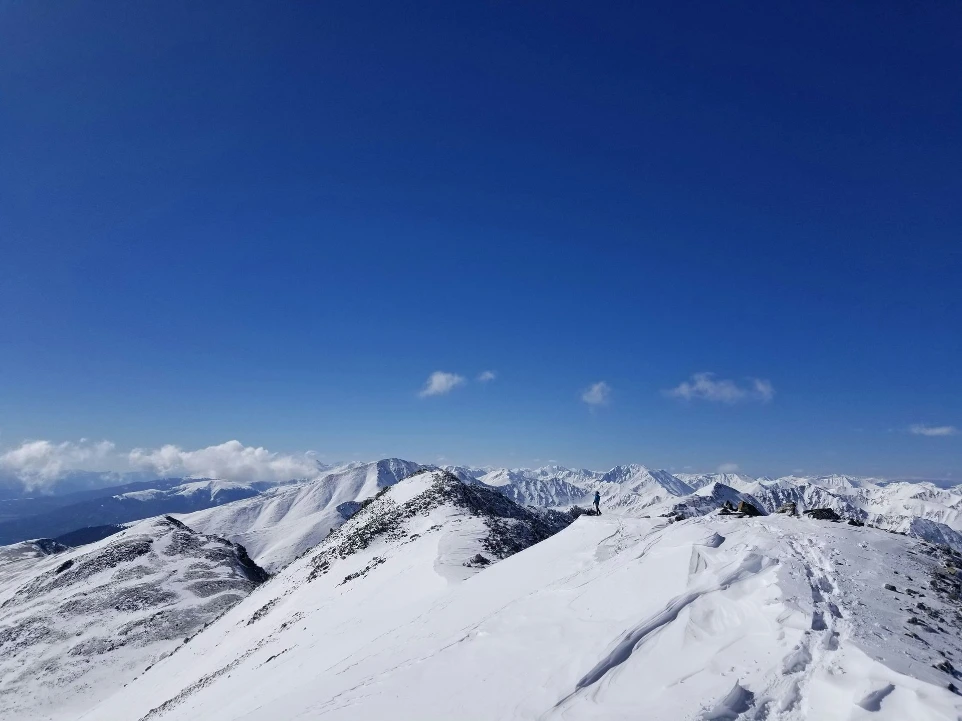 Panorama van besneeuwde bergtoppen tijdens hoogalpiene expeditie
