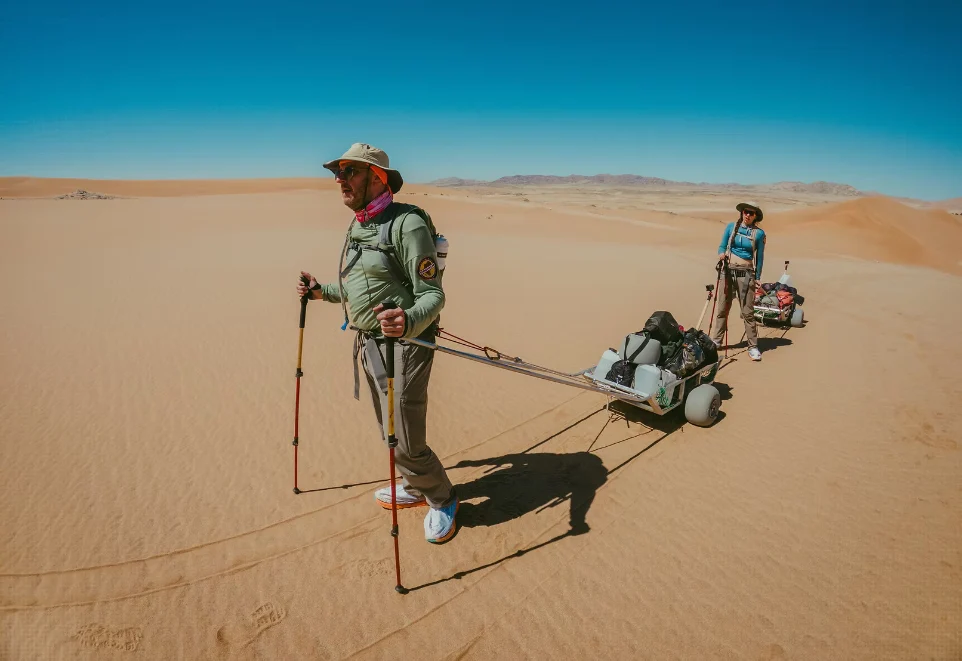 Deelnemers wandelen met woestijnkar in Namibië